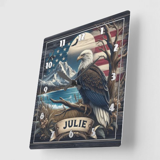 Majestueuze adelaar in de buurt van bergen en Amer Vierkante Klok (Hoek)