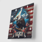 Majestueuze adelaar met uitzicht op bergen en vlag vierkante klok (Hoek)