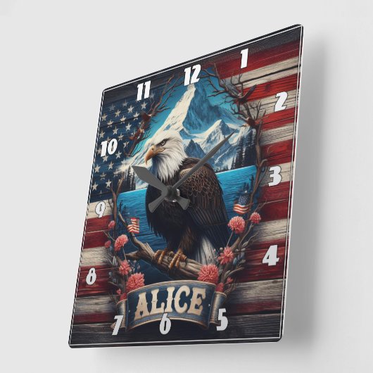 Majestueuze adelaar met uitzicht op bergen en vlag vierkante klok (Hoek)