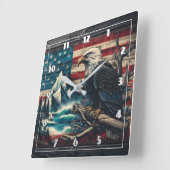 Majestueuze adelaar neergestreken door bergmeer bi vierkante klok (Hoek)