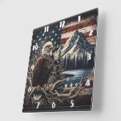 Majestueuze adelaar neergestreken in de buurt van  vierkante klok (Hoek)