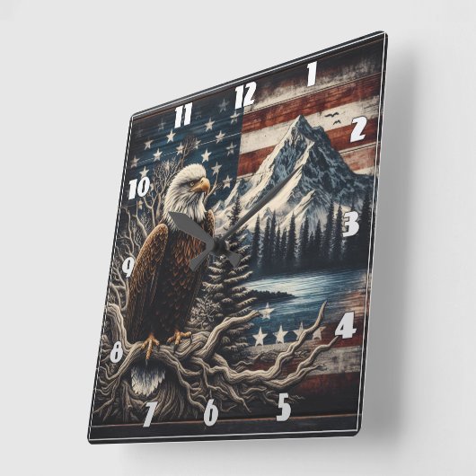 Majestueuze adelaar neergestreken in de buurt van  vierkante klok (Hoek)