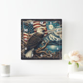 Majestueuze adelaar neergestreken in de buurt van  vierkante klok (Huis)