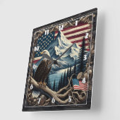 Majestueuze adelaar neergestreken in de buurt van  vierkante klok (Hoek)