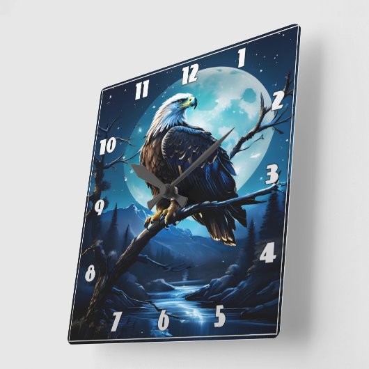 Majestueuze adelaar neergestreken onder maanverlic vierkante klok (Hoek)