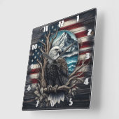 Majestueuze adelaar neergestreken tegen berglandsc vierkante klok (Hoek)