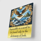 Majestueuze adelaar stijgt sierlijk vierkante klok (Hoek)