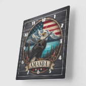 Majestueuze adelaar tegen bergachtergrond vierkante klok (Hoek)