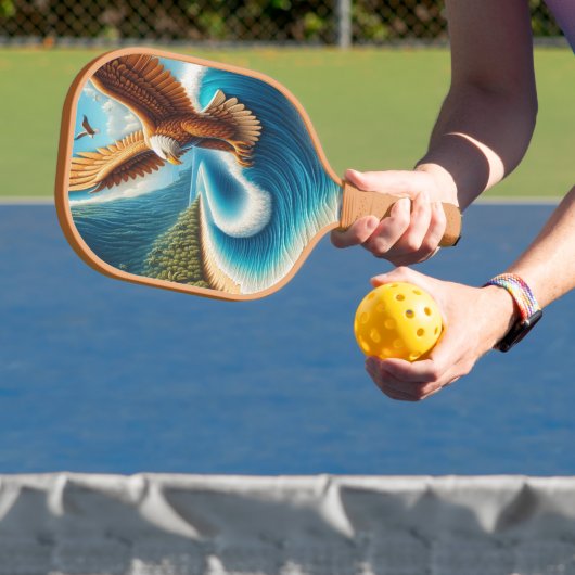 majestueuze arend stijgt boven zandstrand pickleball paddle (Insitu)