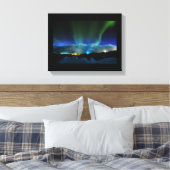 Majestueuze Aurora Borealis over de bergen Canvas Afdruk (Insitu (Slaapkamer))