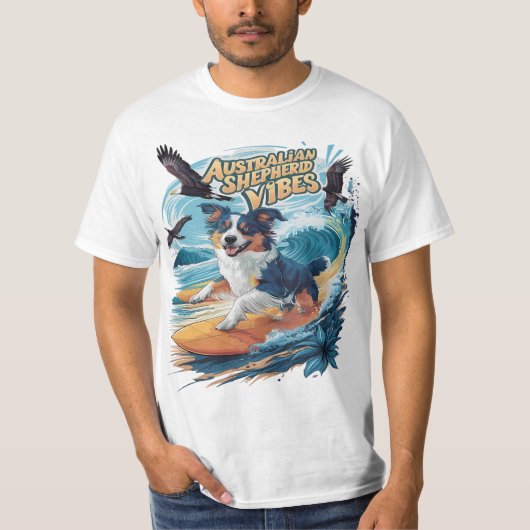 Majestueuze Australische Herder Hond Surfen op de  T-shirt (Voorkant)