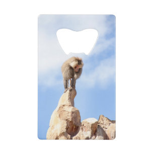 Majestueuze baviaan op bergtop creditkaart flessenopener