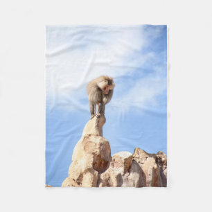 Majestueuze baviaan op bergtop fleece deken