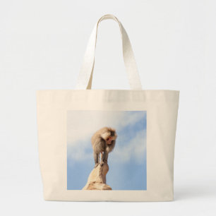 Majestueuze baviaan op bergtop grote tote bag