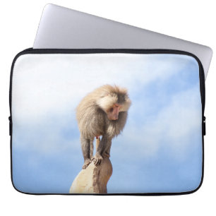 Majestueuze baviaan op bergtop laptop sleeve