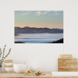 Majestueuze berg Triglav met mist in het dal Poster