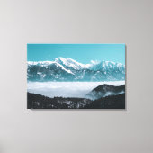 Majestueuze bergen rijzend boven nevelig dal canvas afdruk (Voorkant)