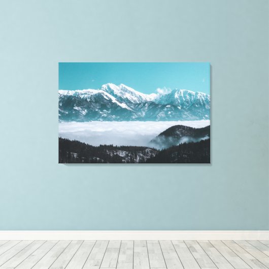 Majestueuze bergen rijzend boven nevelig dal canvas afdruk (Insitu (Houten vloer))