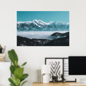 Majestueuze bergen rijzend boven nevelig dal poster (Thuiskantoor)