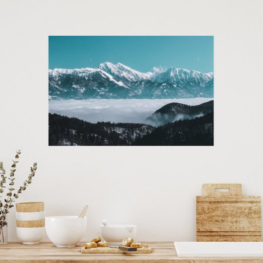 Majestueuze bergen rijzend boven nevelig dal poster (Keuken)