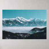 Majestueuze bergen rijzend boven nevelig dal poster (Voorkant)