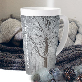 Majestueuze beukenboom in het winterbos latte mok