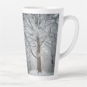 Majestueuze beukenboom in het winterbos latte mok (Rechts)