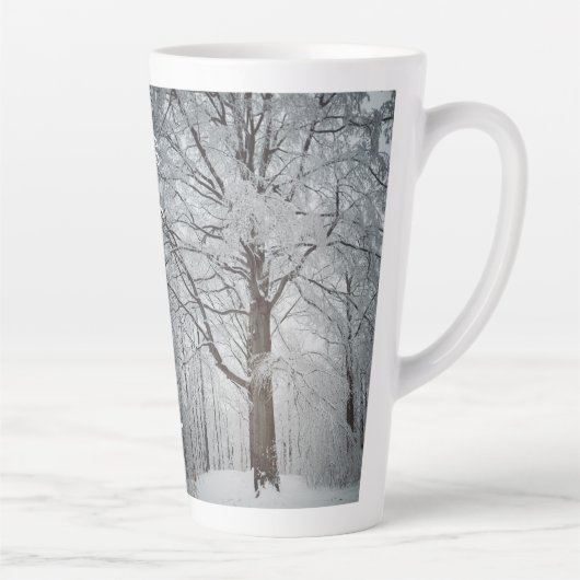 Majestueuze beukenboom in het winterbos latte mok (Rechts)