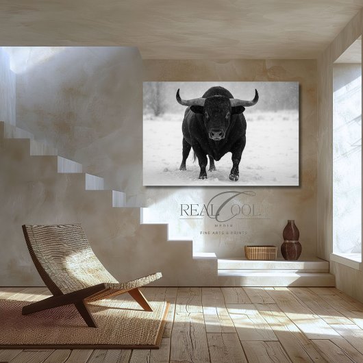 Majestueuze Black Bull in het winterse sneeuwveld Canvas Afdruk