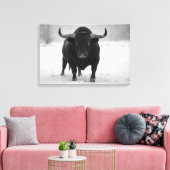 Majestueuze Black Bull in het winterse sneeuwveld Canvas Afdruk (Insitu (Woonkamer))