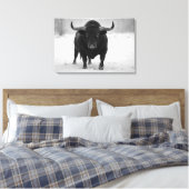 Majestueuze Black Bull in het winterse sneeuwveld Canvas Afdruk (Insitu (Slaapkamer))