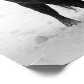 Majestueuze Black Bull in het winterse sneeuwveld Poster (Hoek)