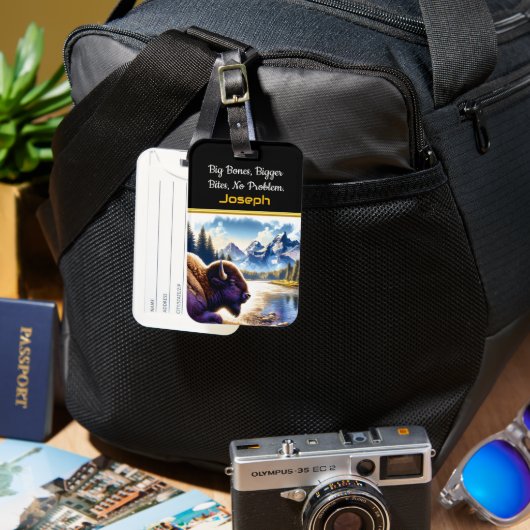 Majestueuze Buffalo bij een serene bergrivier Bagagelabel (Voorkant & Achterkant)