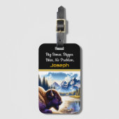 Majestueuze Buffalo bij een serene bergrivier Bagagelabel (Voorkant (verticaal))