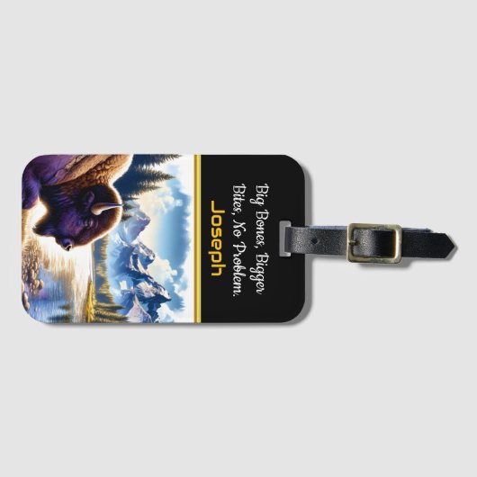 Majestueuze Buffalo bij een serene bergrivier Bagagelabel (Voorkant (horizontaal))