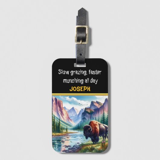 Majestueuze Buffalo door een serene bergstroom Bagagelabel (Voorkant (verticaal))