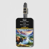 Majestueuze Buffalo Grazing door een sereen bergme Bagagelabel (Voorkant (verticaal))