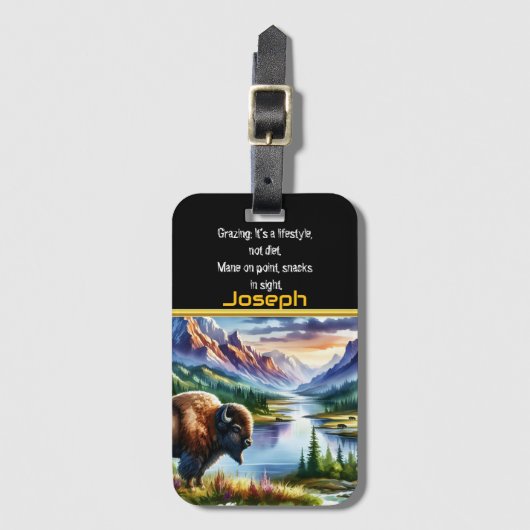 Majestueuze Buffalo Grazing door een sereen bergme Bagagelabel (Voorkant (verticaal))