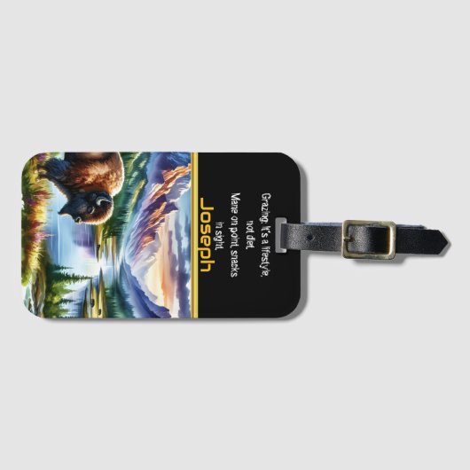 Majestueuze Buffalo Grazing door een sereen bergme Bagagelabel (Voorkant (horizontaal))