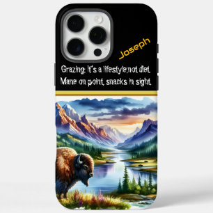 Majestueuze Buffalo Grazing door een sereen bergme iPhone 16 Pro Max Hoesje