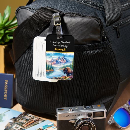 Majestueuze Buffalo in de buurt van een serene ber Bagagelabel (Voorkant & Achterkant)