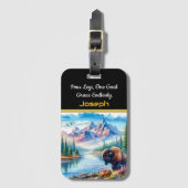 Majestueuze Buffalo in de buurt van een serene ber Bagagelabel (Voorkant (verticaal))