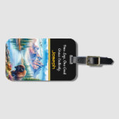 Majestueuze Buffalo in de buurt van een serene ber Bagagelabel (Voorkant (horizontaal))