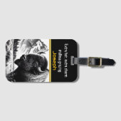 Majestueuze buffel grazen in de buurt van bergen b bagagelabel (Voorkant (horizontaal))