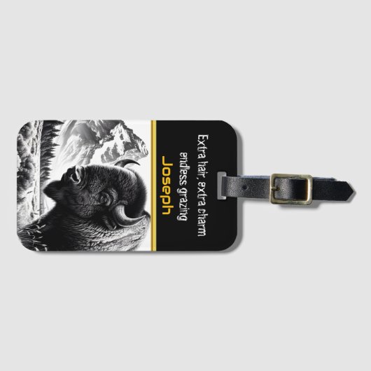 Majestueuze buffel grazen in de buurt van bergen b bagagelabel (Voorkant (horizontaal))