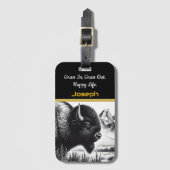 Majestueuze buffel grazen in de buurt van ruige be bagagelabel (Voorkant (verticaal))