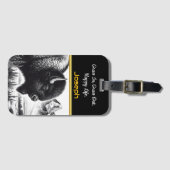 Majestueuze buffel grazen in de buurt van ruige be bagagelabel (Voorkant (horizontaal))