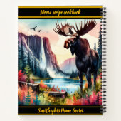 Majestueuze eland die staat bij een sereen bergmee notitieboek (Achterkant)