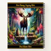 Majestueuze eland staat bij een serene bosstroom notitieboek (Achterkant)