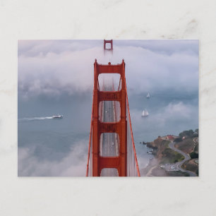Majestueuze Golden Gate Bridge in Nevelige Wolken Briefkaart